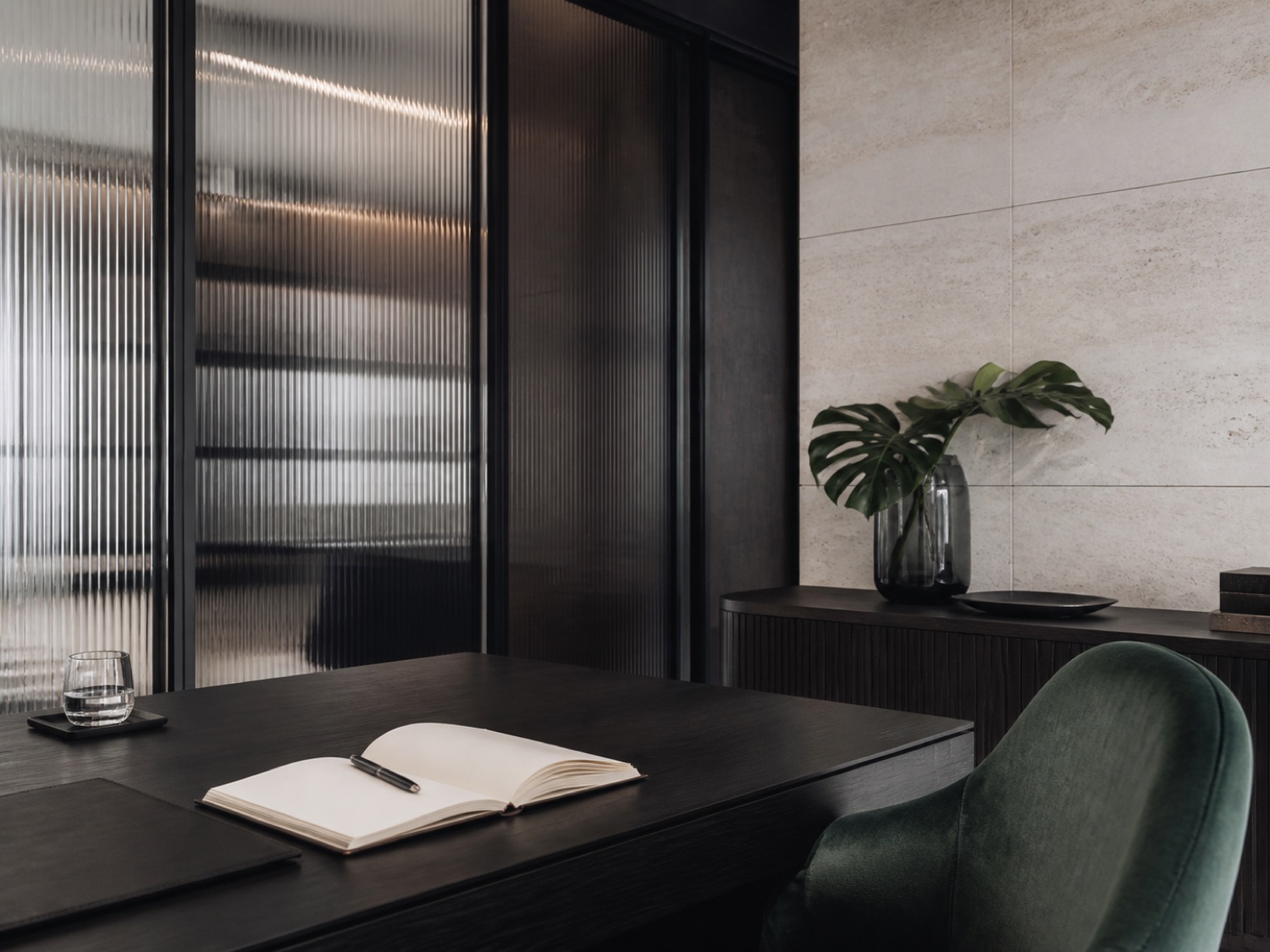 Sala contemporânea preparada para uma reunião jurídica reservada